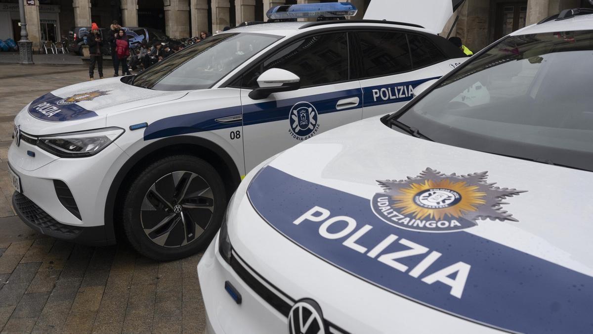 Vehículos de la Policía Local de Gasteiz.