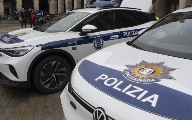 Vehículos de la Policía Local de Gasteiz. / Alex Larretxi Vehículos de la Policía Local de Gasteiz.