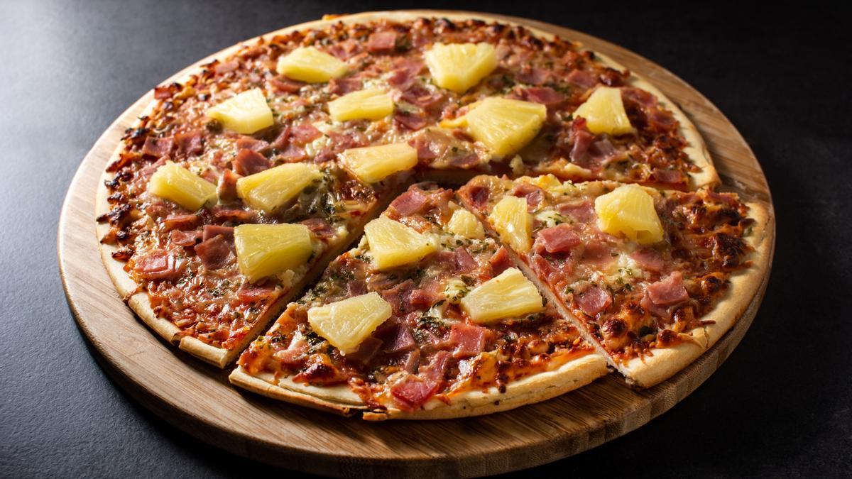 Una pizza hawaiana con su piña.