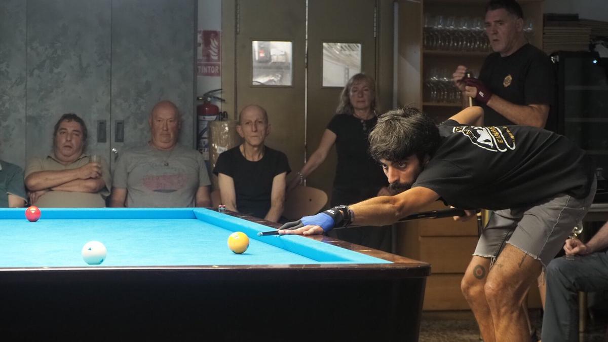 Ricardo Robles, el subcampeón, prueba fortuna bajo la mirada de los asistentes a la final en el Casino Artista Eibarrés.