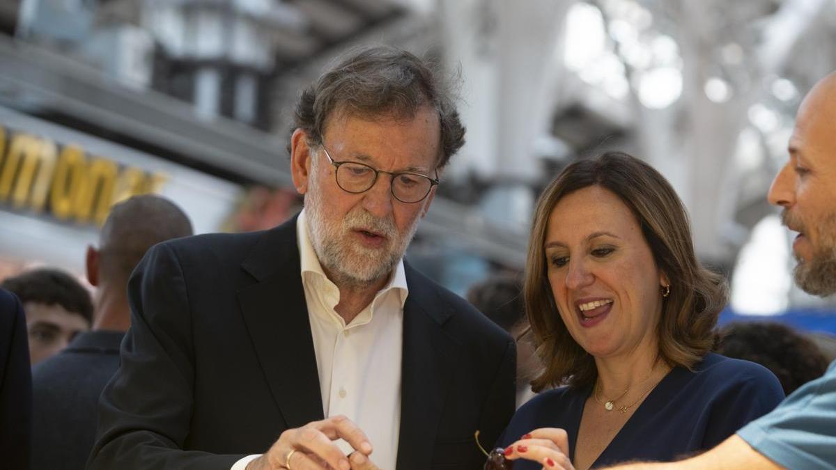 Mariano Rajoy junto a la alcaldesa de València, María José Catalá, durante su visita al Mercado Central esta semana.