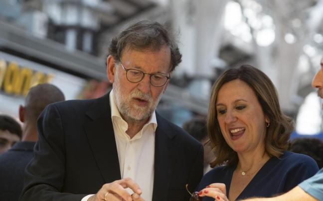 Mariano Rajoy junto a la alcaldesa de València, María José Catalá, durante su visita al Mercado Central esta semana. Mariano Rajoy junto a la alcaldesa de València, María José Catalá, durante su visita al Mercado Central esta semana.