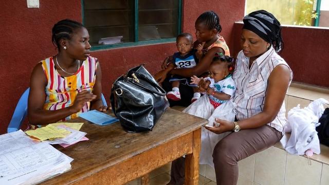 Personal sanitario atiende el brote de ébola en RDC.