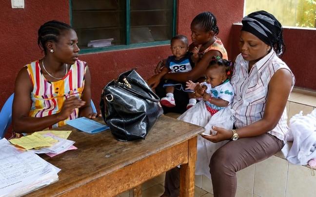 Personal sanitario atiende el brote de ébola en RDC.