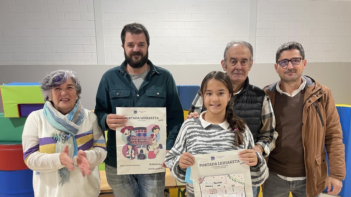 Ganador y ganadora de la edición del año pasado, Arkaitz Apalategi y Anette Ramirez de Arellano, junto al alcalde Jon Enrique Galarza, la edil de Igualdad Marijose Ruiz de Zuazo y el concejal de Cultura Agustín Galabide.