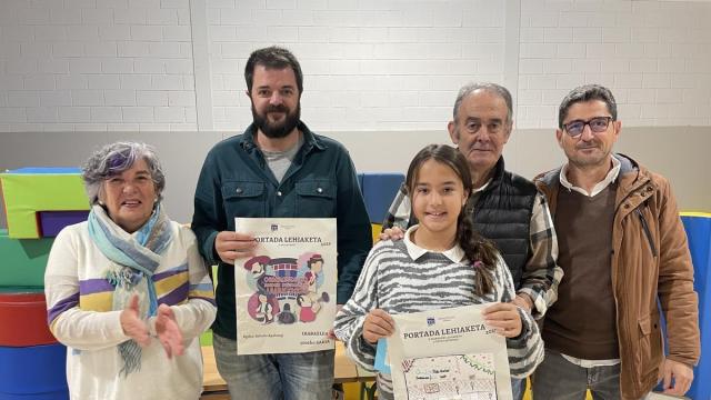 Ganador y ganadora de la edición del año pasado, Arkaitz Apalategi y Anette Ramirez de Arellano, junto al alcalde Jon Enrique Galarza, la edil de Igualdad Marijose Ruiz de Zuazo y el concejal de Cultura Agustín Galabide.