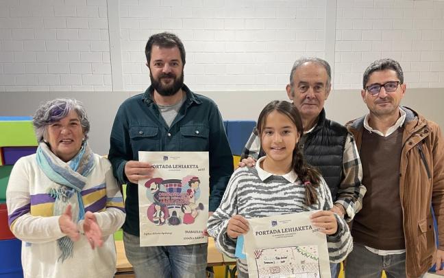 Ganador y ganadora de la edición del año pasado, Arkaitz Apalategi y Anette Ramirez de Arellano, junto al alcalde Jon Enrique Galarza, la edil de Igualdad Marijose Ruiz de Zuazo y el concejal de Cultura Agustín Galabide.