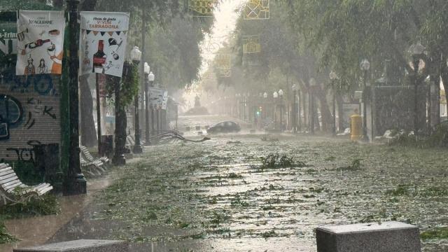 Una calle de Tarragona completamente anegada por el agua tras el episodio de fuertes lluvias registrado el pasado lunes en Catalunya.