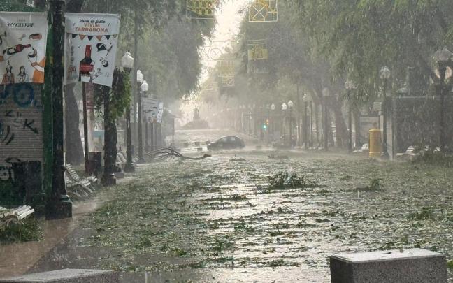 Una calle de Tarragona completamente anegada por el agua tras el episodio de fuertes lluvias registrado el pasado lunes en Catalunya.