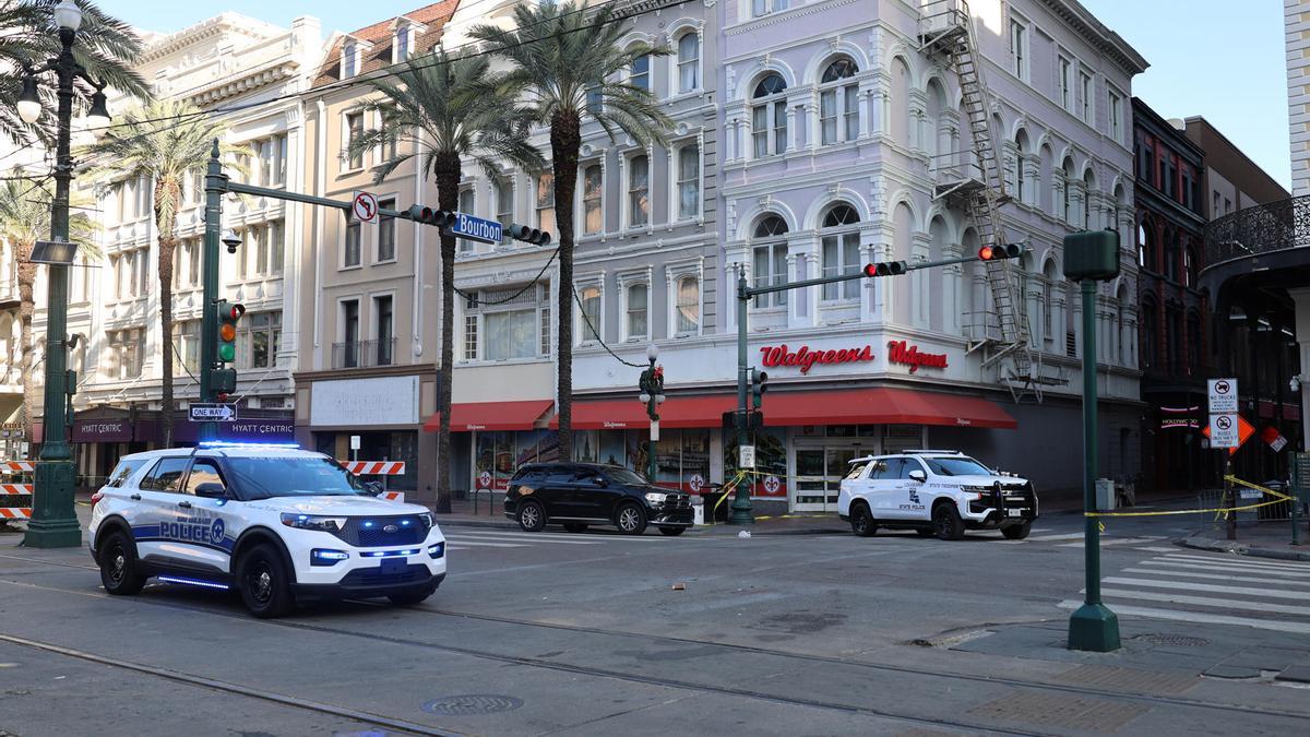 Vehículos de la Policía en la calle Bourbon Street de Nueva Orleans (Estados Unidos), donde tuvo lugar el atropello masivo.