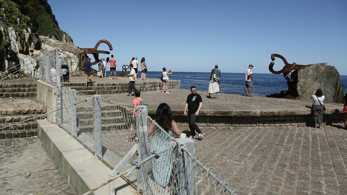 Peine del Viento, con el muro de protección junto a la ladera.