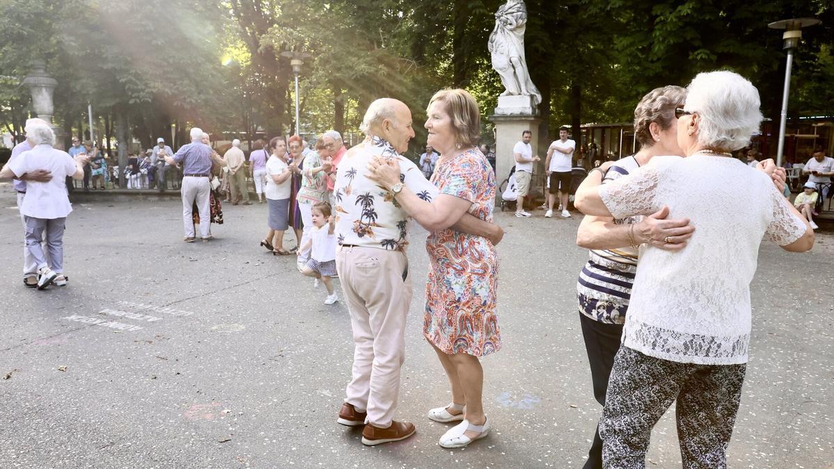 Bailes en el quiosco del parque de La Florida.
