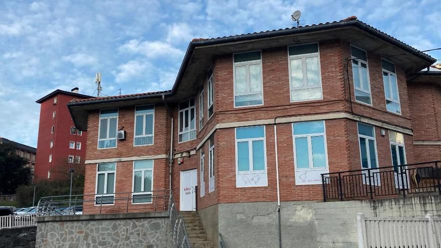 El exterior del edificio que en una parte de sus instalaciones alberga la biblioteca y ludoteca del barrio de Santa Marina.