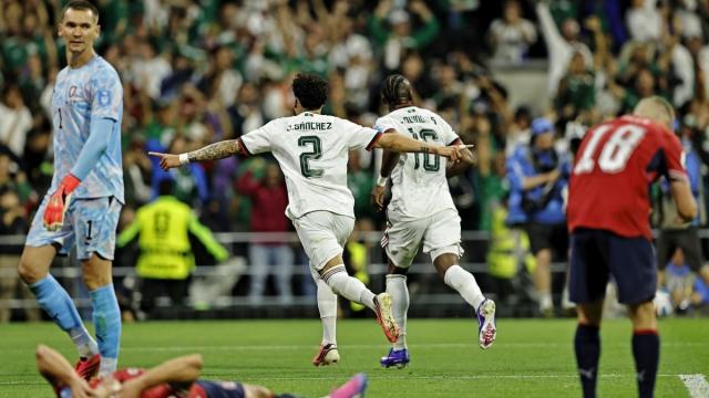 Dos jugadores de México celebran el triunfo ante República Checa.