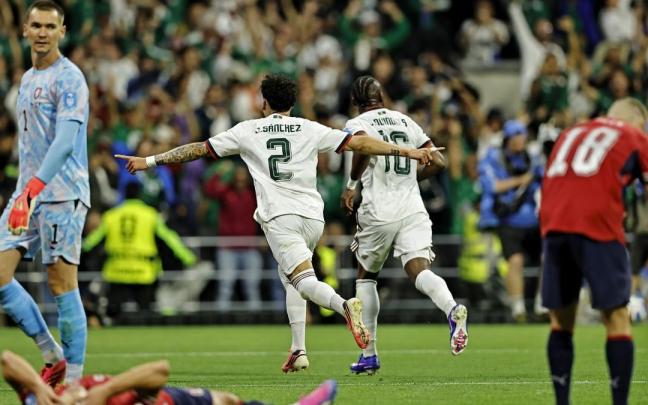 Dos jugadores de México celebran el triunfo ante República Checa.