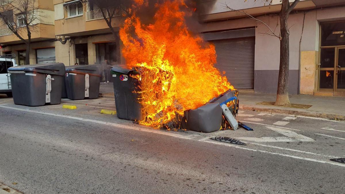 Los contenedores ardiendo en Reus (Tarragona).