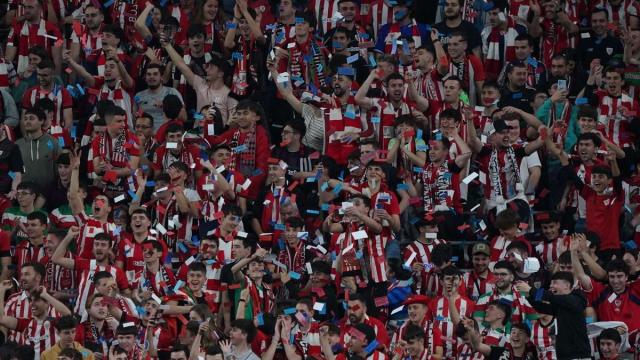 La Herri Harmaila lanzó billetes con los colores del Barcelona en señal de protesta por el 'caso Negreira' La Herri Harmaila lanzó billetes con los colores del Barcelona en señal de protesta por el 'caso Negreira'