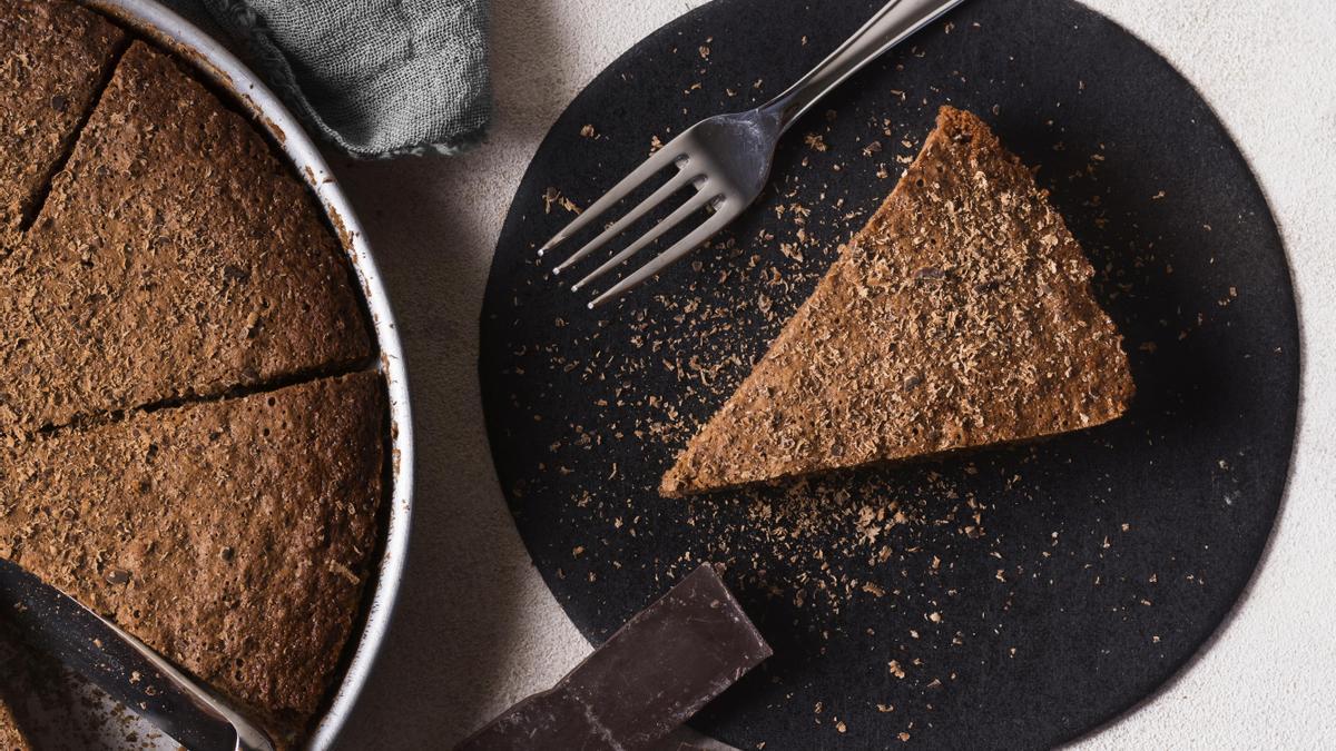 Una porción de bizcocho de chocolate.