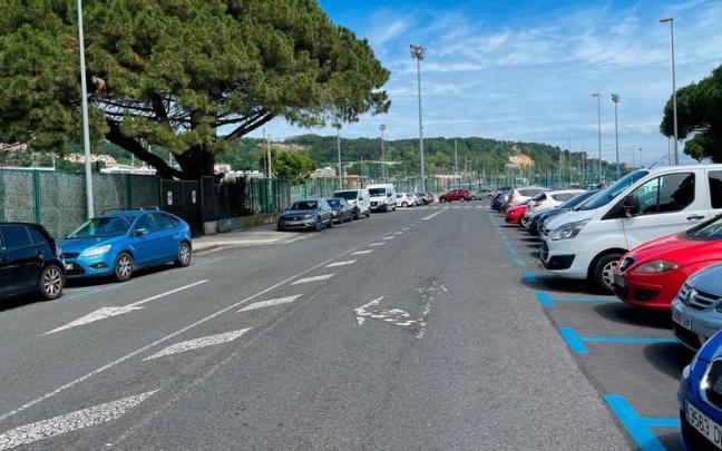 Coches aparcados en Minatera ibilbidea de Hondarribia.
