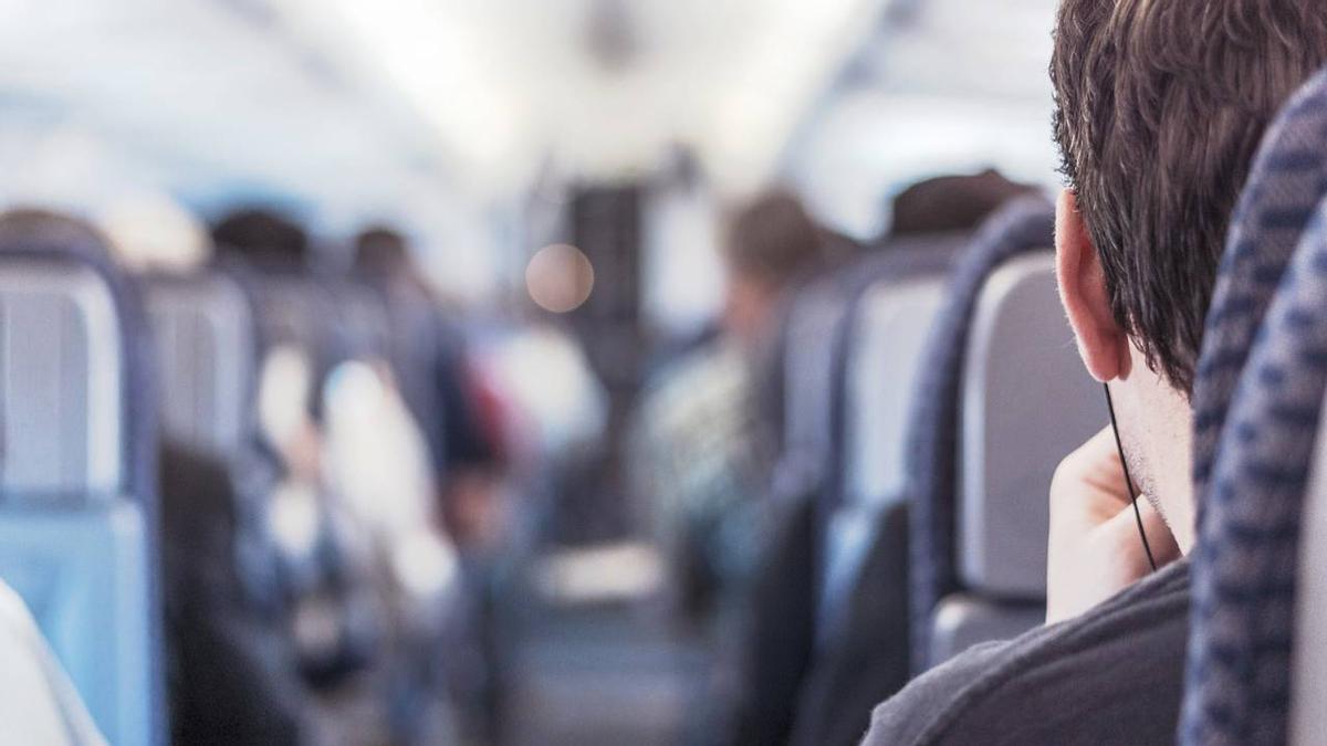 Estos son los tres hábitos más molestos durante un vuelo según una azafata