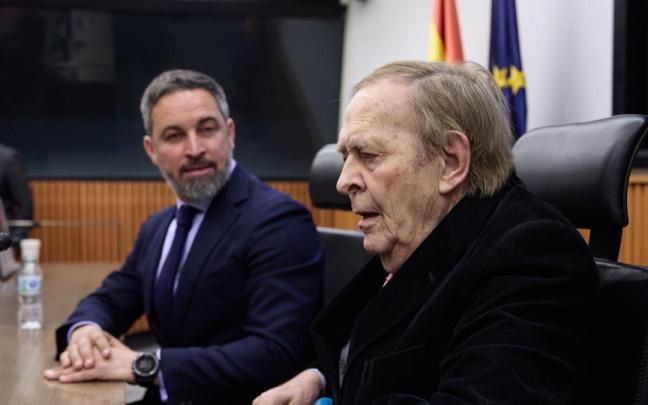 El presidente de VOX, Santiago Abascal (i), y el candidato de la moción de censura, el profesor Ramón Tamames.