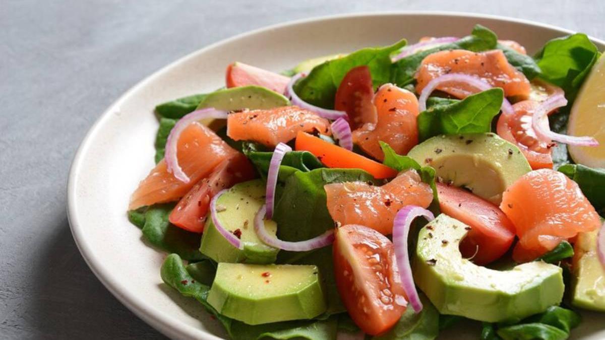 Ensalada de salmón, aguacate y tomate.