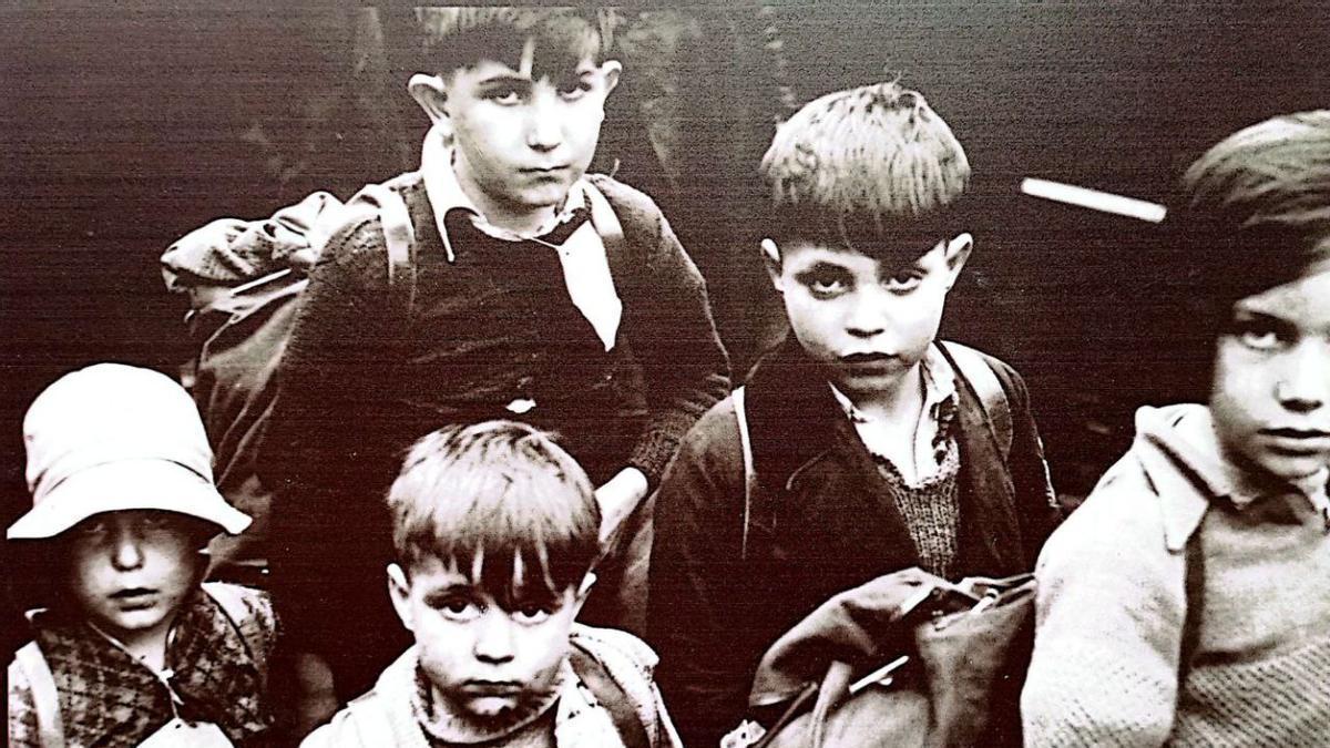 Niños y niñas de la guerra en una de las imágenes de la exposición que albergará la sede de la calle Aldai de Arrasate.