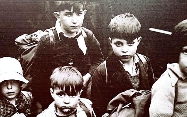 Niños y niñas de la guerra en una de las imágenes de la exposición que albergará la sede de la calle Aldai de Arrasate. / Debagoieneko Ezker Anitza. Niños y niñas de la guerra en una de las imágenes de la exposición que albergará la sede de la calle Aldai de Arrasate.
