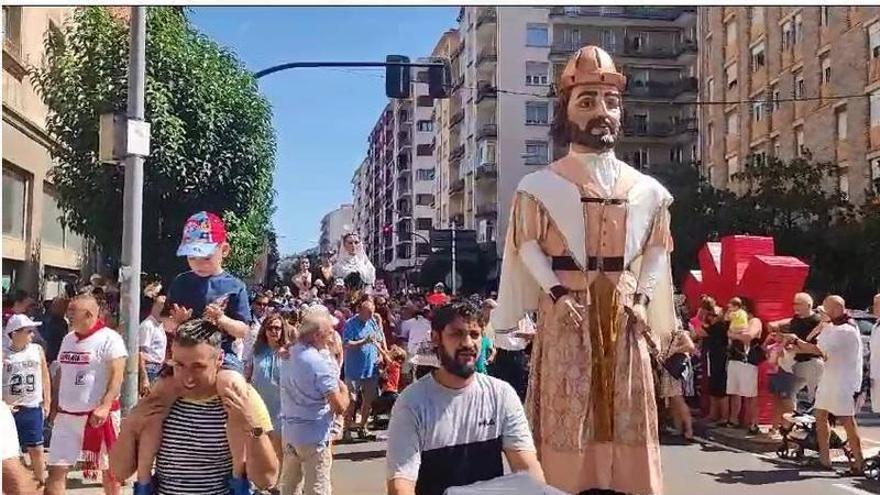 Los gigantes y dantzaris, en la procesión de la Virgen de la Asunción de Burlada