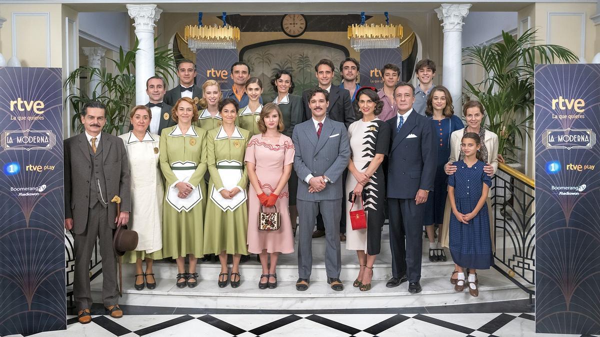 Reparto completo de ‘Salón de té La Moderna’.