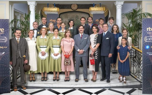 Reparto completo de ‘Salón de té La Moderna’.