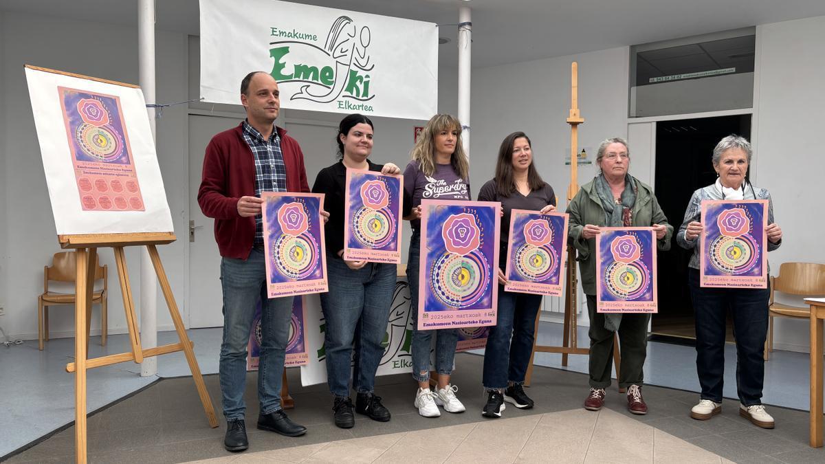 Igor Enparan, Yoana Mintegui eta Tamara Sastre Emekiko hainbat kideekin.