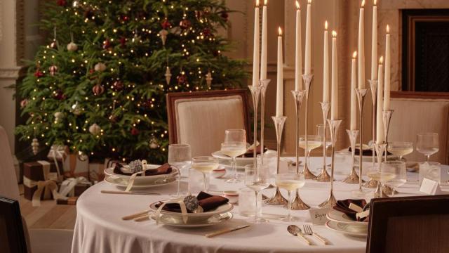 Elegante mesa de Navidad con velas a distintas alturas.