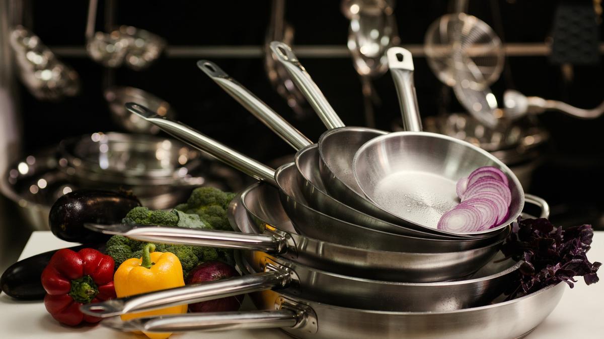 Como bodegón queda bonito, pero apilar sartenes no es lo mejor para su cuidado.