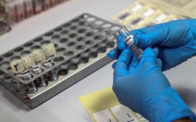 Un investigador en un laboratorio.