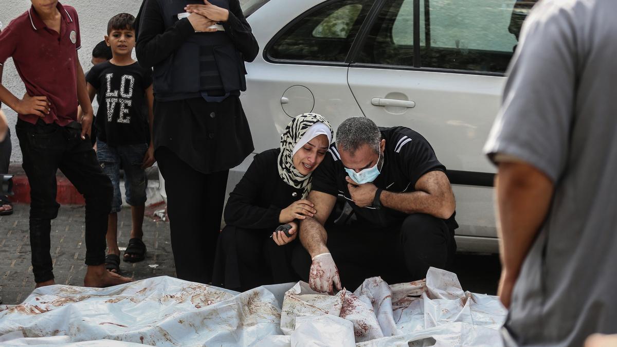 Una mujer llora la muerte de un familiar en Gaza.