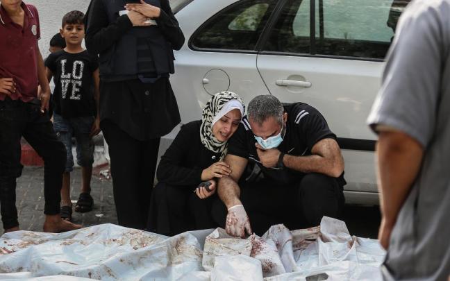 Una mujer llora la muerte de un familiar en Gaza.