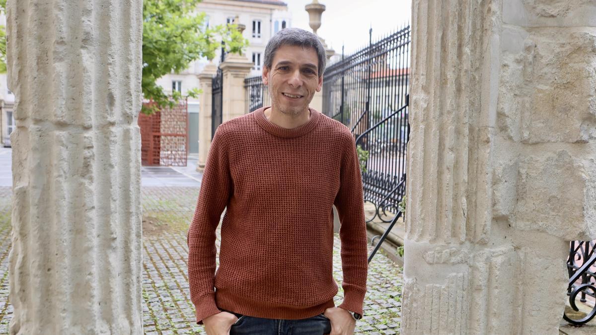 Jon Hernández, portavoz de Sumar en el Parlamento, en el exterior de la cámara de Gasteiz