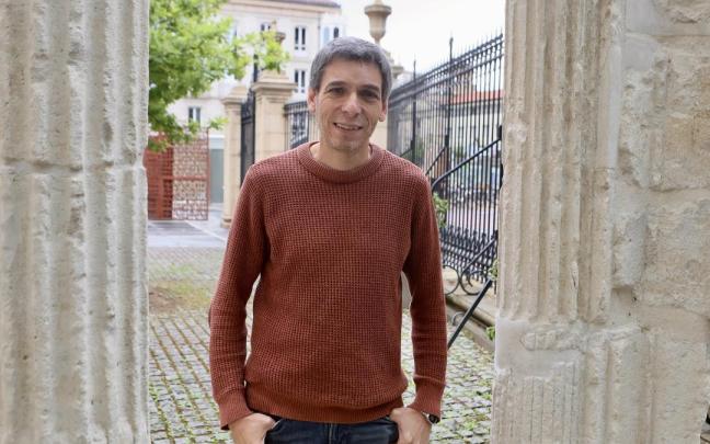 Jon Hernández, portavoz de Sumar en el Parlamento, en el exterior de la cámara de Gasteiz / Pilar Barco Jon Hernández, portavoz de Sumar en el Parlamento, en el exterior de la cámara de Gasteiz