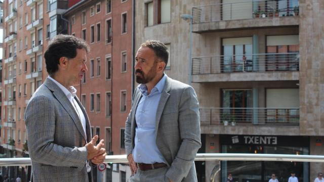 Asier Iragorri y Denis Itxaso conversando tras la rueda de prensa