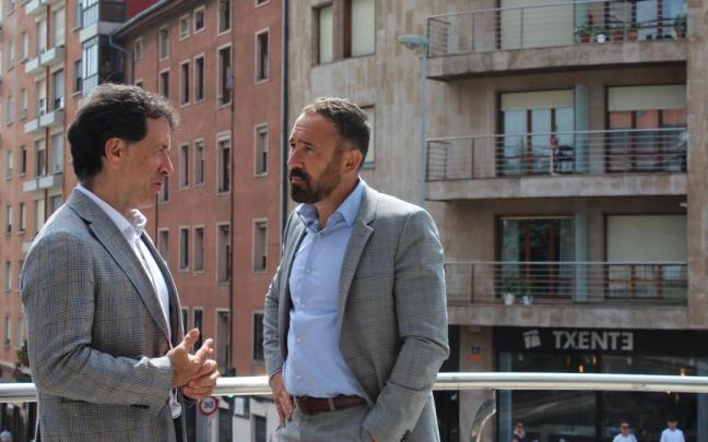 Asier Iragorri y Denis Itxaso conversando tras la rueda de prensa