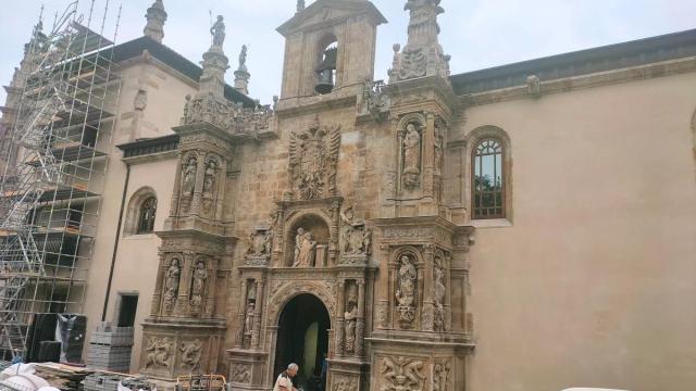 La nueva imagen de la fachada principal de la antigua Universidad, más fiel a la original y con el revoco recuperado en lugar de la piedra a la vista, realza los elementos escultóricos y de cantería que articulan la monumental fachada plate