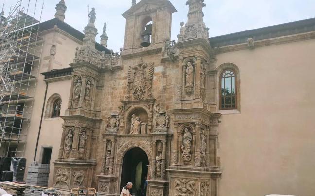 La nueva imagen de la fachada principal de la antigua Universidad, más fiel a la original y con el revoco recuperado en lugar de la piedra a la vista, realza los elementos escultóricos y de cantería que articulan la monumental fachada plate