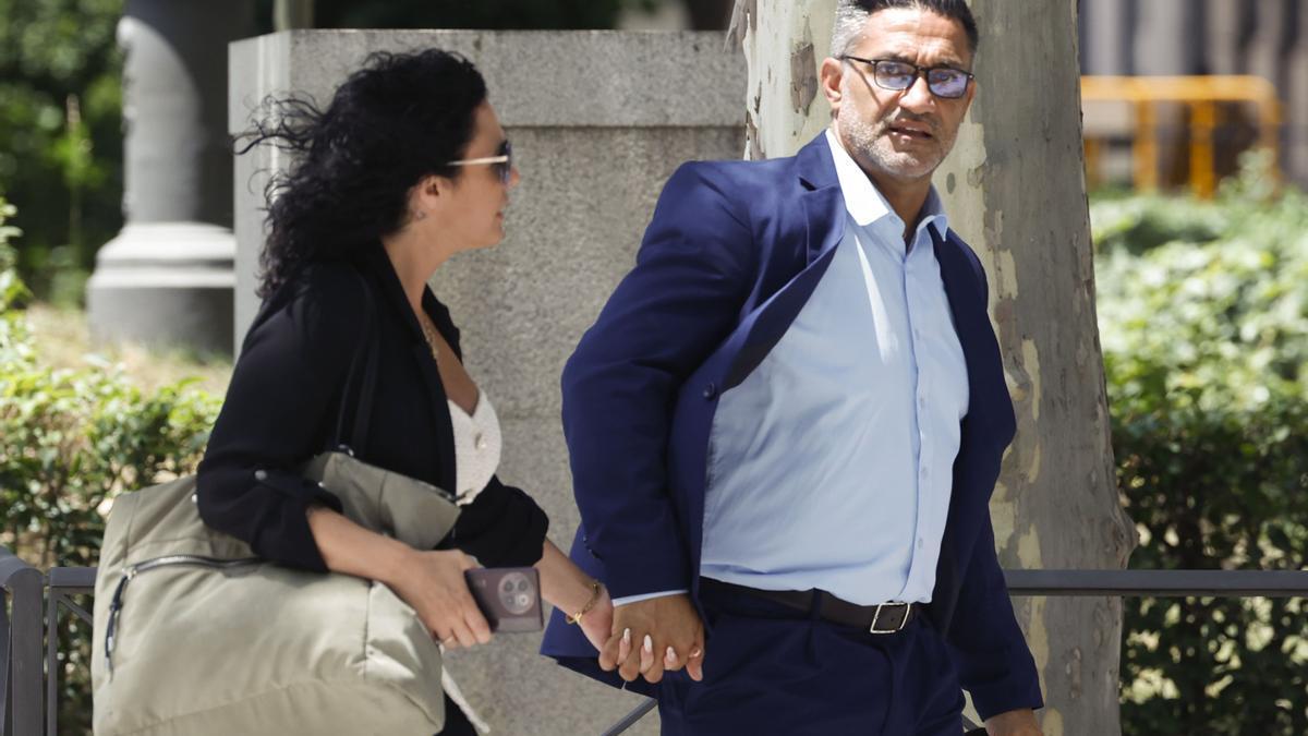 Sergio Ríos, a la derecha, a la salida de su declaración en la Audiencia Nacional