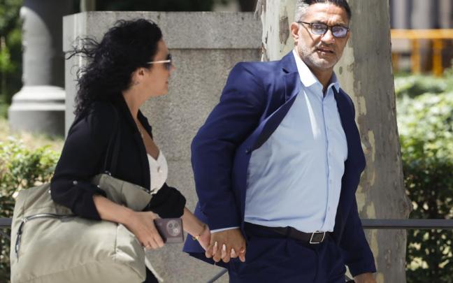 Sergio Ríos, a la derecha, a la salida de su declaración en la Audiencia Nacional