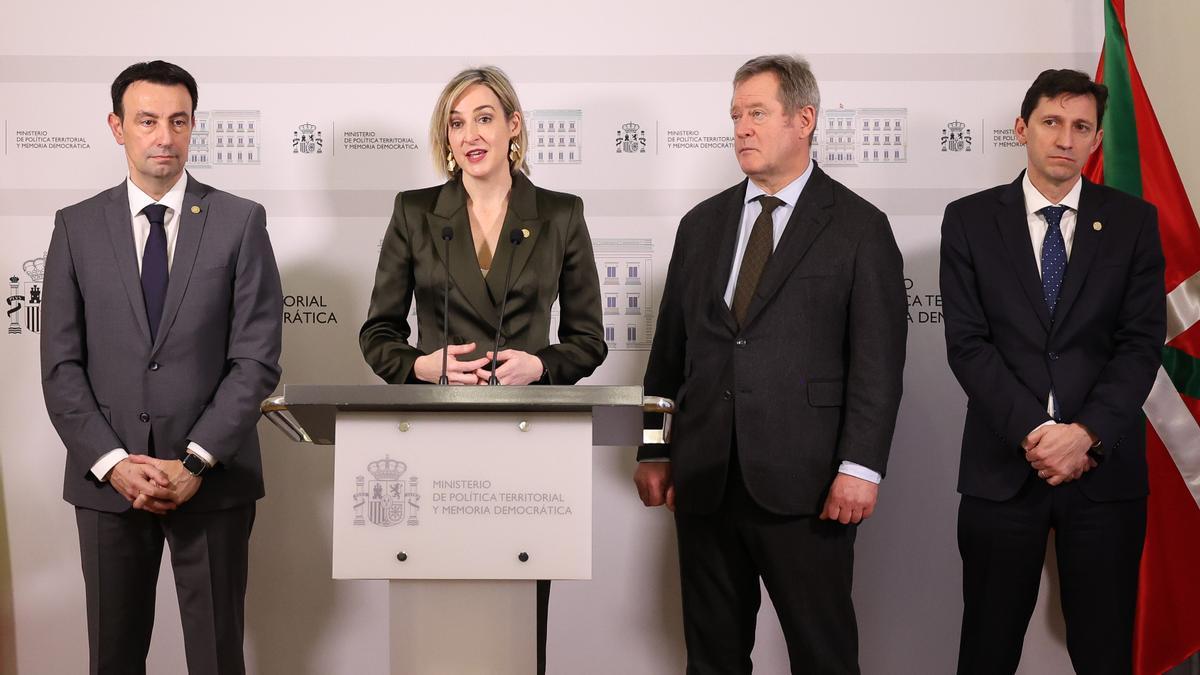 Ubarretxena, flanqueada por Torres, Zupiria y D'Anjou, tras la reunión de la bilateral con el Gobierno español