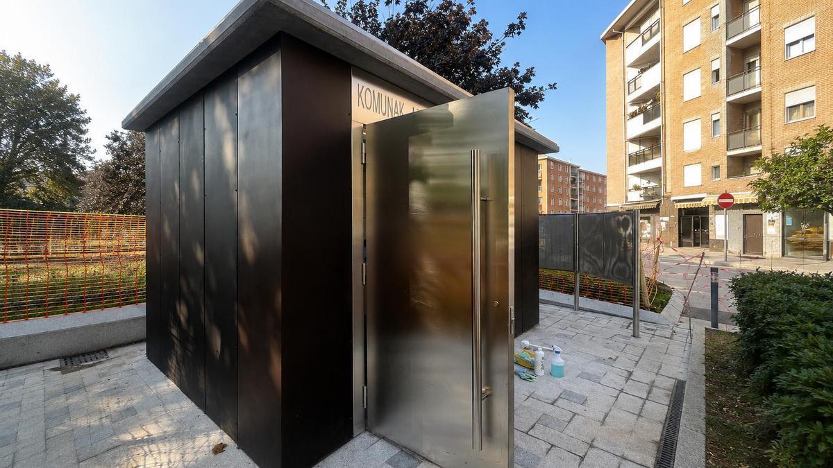 Nuevo baño público instalado en uno de los accesos a la plaza Solobarria
