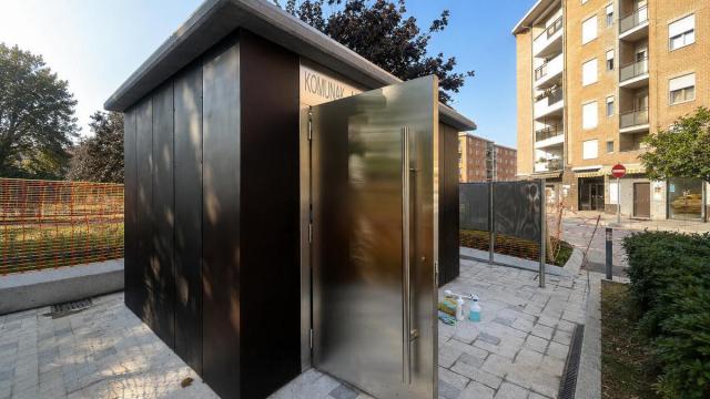 Nuevo baño público instalado en uno de los accesos a la plaza Solobarria