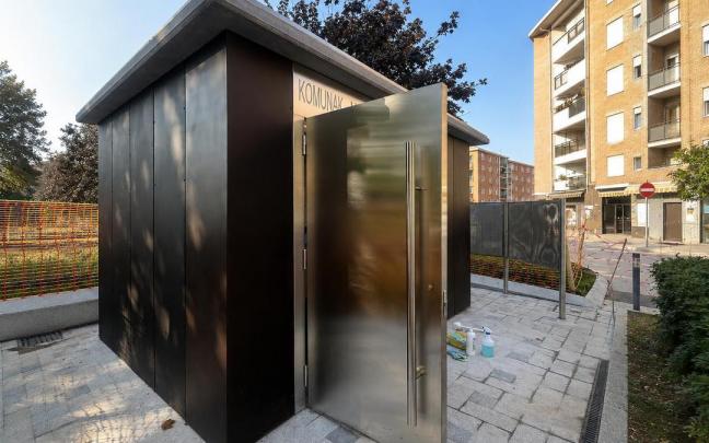 Nuevo baño público instalado en uno de los accesos a la plaza Solobarria