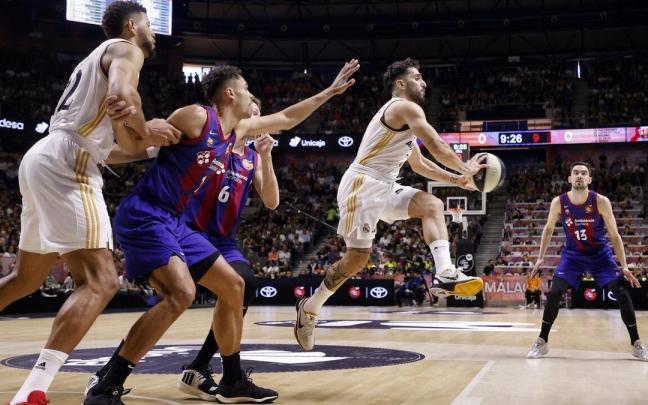 El jugador del Real Madrid Facundo Campazzo intenta un pase durante la final de Copa.